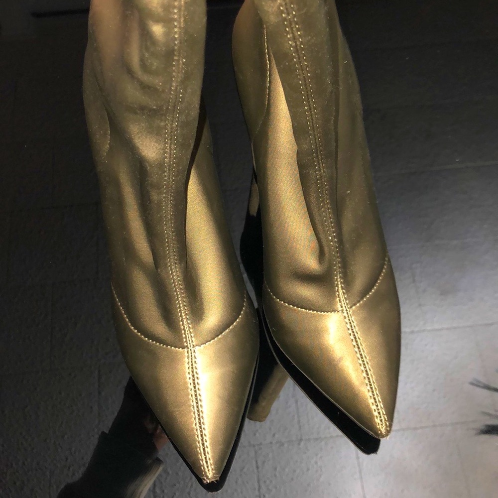 Olive 🫒 green Steve Madden booties.